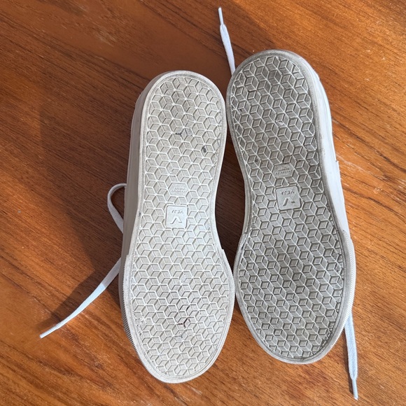 Veja V12 Sneaker in White - Picture 5 of 5